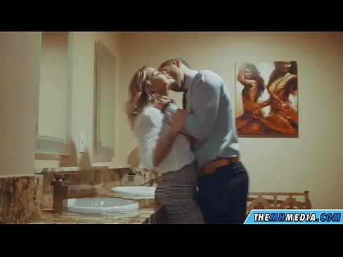 ❤️ Ina whakawaia koe e te kakaho tetona i roto i te wharepaku whanui Porno i mi.ixiporn-com.ru